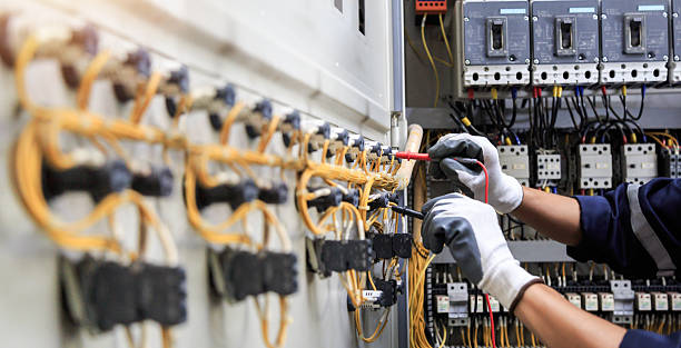 Professional Electrician technician working in Hernando, MS